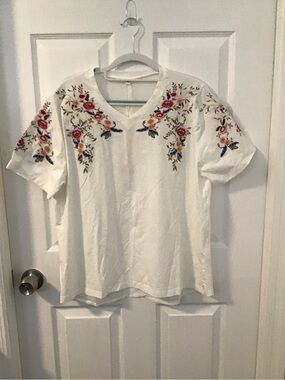 Embroidered V-Neck White Short Sleeve Tee with Multicolor Floral Details